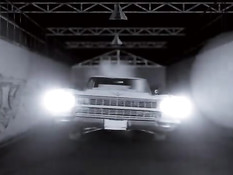 Ребята трахают сексуальных зрелых женщин и заливают их спермой