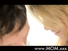 Сексуальная светловолосая женщина занимается любовью у пруда