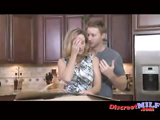 Перевозбудившаяся домохозяйка трахается с молодым бойфрендом