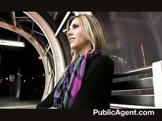 Симпатичная славянская девка трахается с парнем ночью на улице