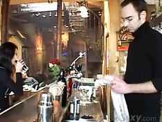 Французская женщина Delfynn Delage занимается групповым сексом