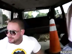 Сексуальная девчонка за деньги отсасывает и ебётся в автомобиле