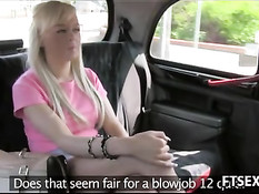 Молодая блондинка делает минет в такси и ебётся с водилой раком