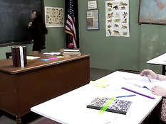 Лесби учительница в очках Lisa Ann соблазняет развратную ученицу