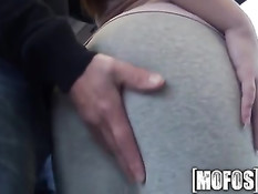 Бесстыжая шалава Bonnie Shai сосёт и ебётся в городском автобусе