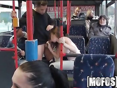 Бесстыжая шалава Bonnie Shai сосёт и ебётся в городском автобусе