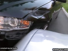 Девчонка трахается на капоте со своим инструктором по вождению