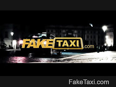 Блондинка ебётся с водителем такси под присмотром скрытой камеры