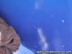 Девчонка с большими сиськами отсасывает член и трахается в парке