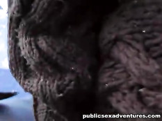 Девчонка с большими сиськами отсасывает член и трахается в парке