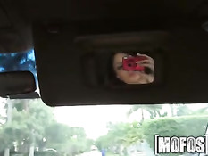 Парень привёз домой и оттрахал молодую брюнеточку Ariana Marie