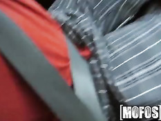 Парень привёз домой и оттрахал молодую брюнеточку Ariana Marie