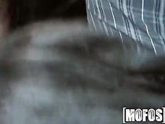 Парень привёз домой и оттрахал молодую брюнеточку Ariana Marie