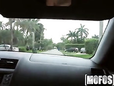 Парень привёз домой и оттрахал молодую брюнеточку Ariana Marie