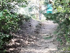 Сексуальная молодая блондинка занимается мастурбацией на лодке