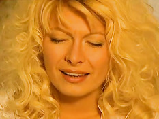 Брюнетка Erica Bella в старинном платье занимается сексом на людях