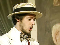 Брюнетка Erica Bella в старинном платье занимается сексом на людях