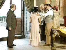 Брюнетка Erica Bella в старинном платье занимается сексом на людях