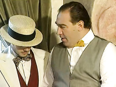 Брюнетка Erica Bella в старинном платье занимается сексом на людях