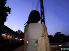 Познакомился ночью с молодой красоткой и отодрал прямо на улице