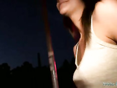 Познакомился ночью с молодой красоткой и отодрал прямо на улице