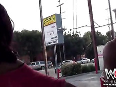 Симпатичная рыжая мулатка раздевается и отсасывает на коленях