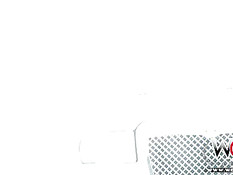 Симпатичная рыжая мулатка раздевается и отсасывает на коленях