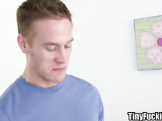 Девушка нашла огромный фаллос и попыталась засунуть его в пизду