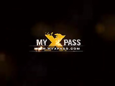 Горячая молодая брюнеточка трахается с бойфрендом на природе