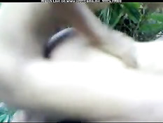 Индонезийский парень ебёт девушку на природе и кончает на лобок