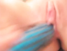 Девушка трахает бутылкой бритую киску и снимает крупным планом