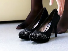 Соблазнительная брюнеточка надела красивое бельё перед сексом