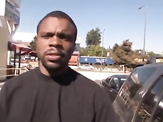 Негр подцепил узкоглазую шлюху и отодрал её на красном диване