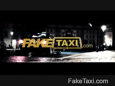 Мулатка в очках делает минет водителю такси и ебётся на сиденье