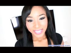 Белый парень в джинсах дал отсосать свой член мулатке Katt Dylan