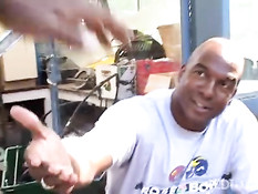 Молодая мулатка отсасывает и трахается с лысым негром за деньги