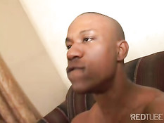 Мулатка танцует стриптиз и трахается с лысым темнокожим мужчиной