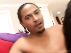 Чёрную проститутку с пирсингом языка оттрахали в выбритую письку