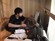 Парень позвал в гости молодую подружку и оттрахал в разных позах