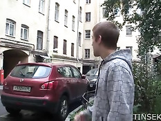 Русский парень привёл домой новую девушку и отъебал на диване