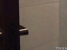 Русская девка в очках принимает с парнем душ и ебётся на кровати