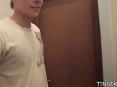 Русская девка в очках принимает с парнем душ и ебётся на кровати