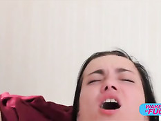 Сонная русская брюнеточка прямо с утра трахается с парнем раком