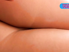 Разбудил светловолосую русскую девчонку и оттрахал в узкий анус