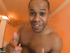 Негр всунул свой большой хуй в разработанные анусы двух девушек