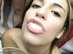 Буккаке и семяизвержение на испанскую девчонку с татуировками