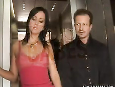 Брюнетка Simone Peach дала вылизать ноги и подрочила ими член