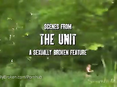 Зрелая сисястая брюнетка бежала по лесу и попала в зыбучий песок