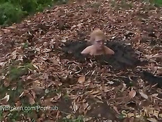 Зрелая сисястая брюнетка бежала по лесу и попала в зыбучий песок