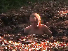 Зрелая сисястая брюнетка бежала по лесу и попала в зыбучий песок